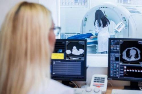 В Москве научили искусственный интеллект определять признаки остеопороза и аневризмы аорты.